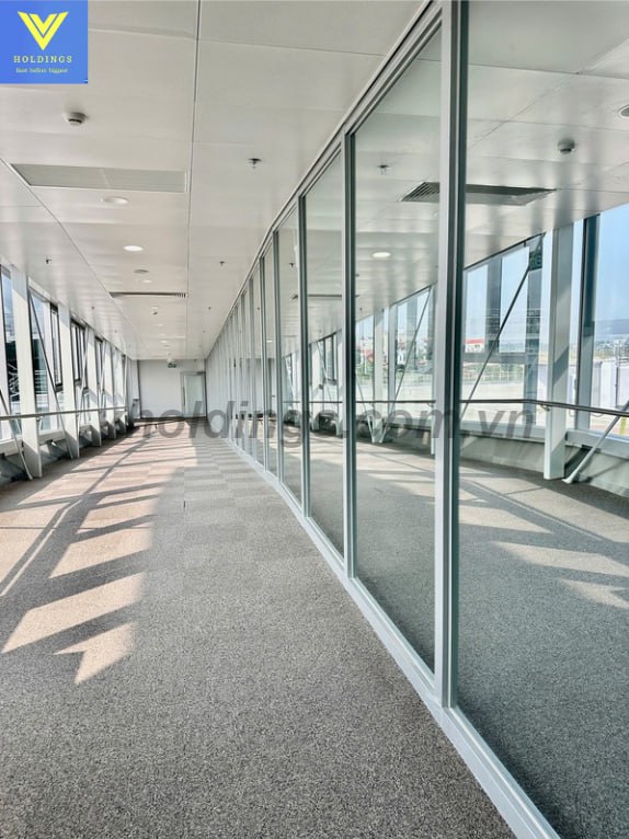 vach kinh chat luong Nhat Ban duoc lap dat tai nha ga quoc te T2