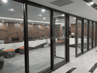 Vách Kính Chống Cháy EI – Giải Pháp Kết Hợp Giữa An Toàn & Thẩm Mỹ Hiện Đại
